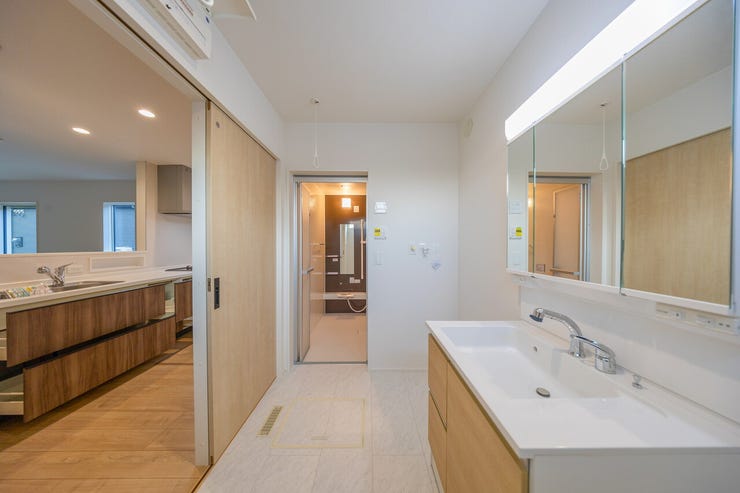 写真:4号棟
洗面脱衣室も広々☆
便利な三面鏡洗面台♪