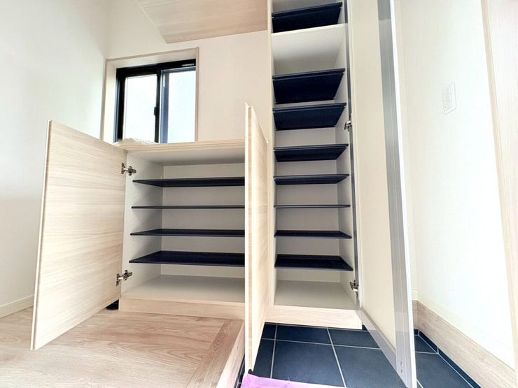 ・美しく整えられた玄関には、使い勝手の良い収納をたっぷりご用意。生活感を感じさせない、上質な空間を演出します!!