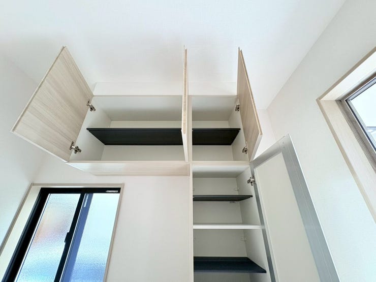 ・玄関にはたっぷりの収納スペースを確保。靴、季節物の収納にも便利で、いつでもスッキリとした空間を保てます!!