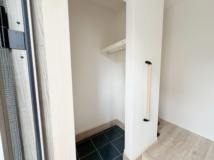 ・家族みんなの靴や荷物もすっきり収まる、大容量の玄関収納つき。お子さまの外遊びグッズやベビーカーの収納にもぴったりです!!