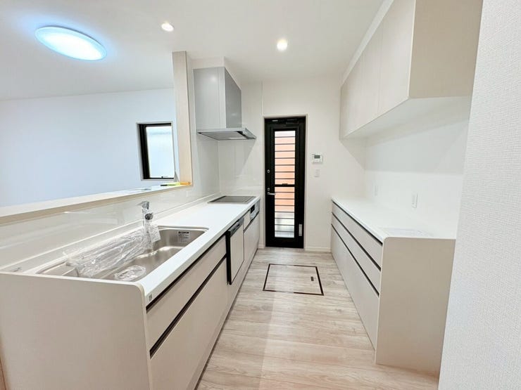 ・すっきりとしたデザインで、生活感を感じさせない美しいキッチン。清潔感のある空間が、毎日の料理を心地よく彩ります!!