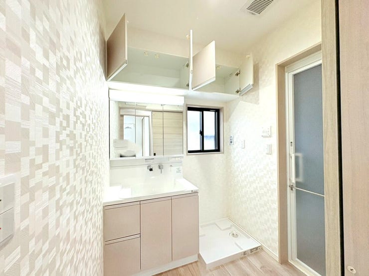 ・洗面所と洗濯機置き場が横並びで配置されており、朝の支度や洗濯も効率よくこなせます。忙しい毎日をサポートする快適な水まわりです!!