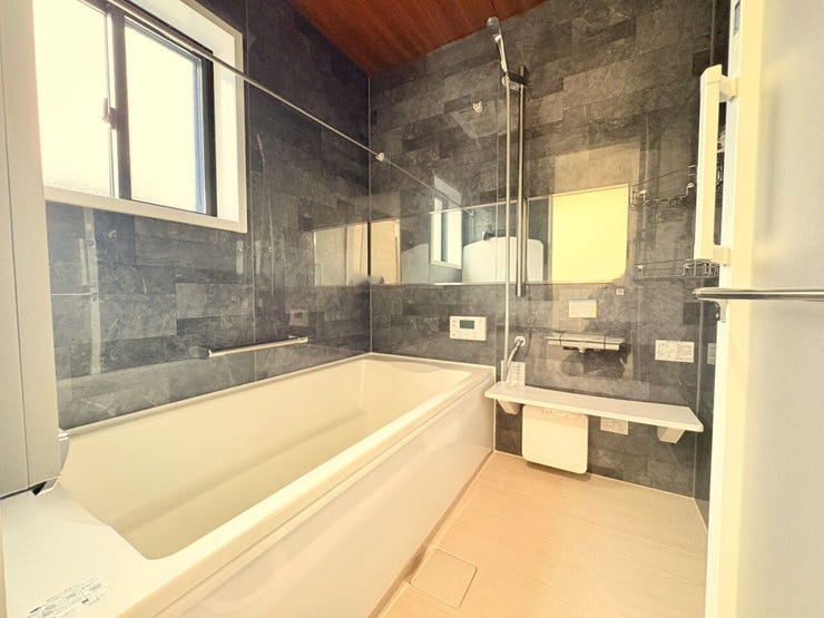 ・高級感ただよう大理石調タイルと、天井の木目が印象的なバスルーム。ゆったりとした浴槽で、一日の疲れを癒す贅沢なひとときを!!