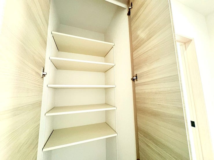 ・家族の荷物が増えても安心の廊下収納つき。季節の家電やストック品の収納にもぴったりです!!