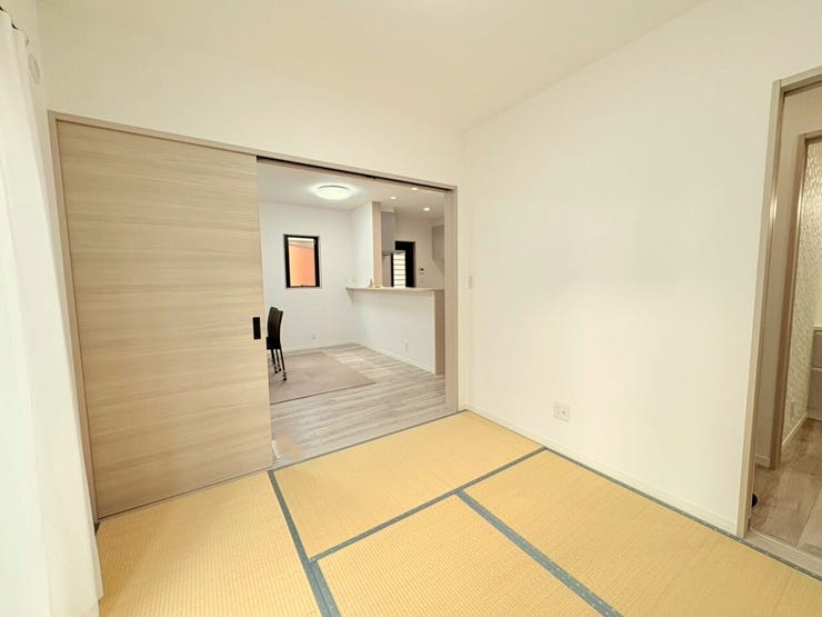 ・リビングと一体感のある和室は、家族の団らんやお子さまとのふれあいにぴったり。引き戸で仕切れば、プライベート空間としても使えます!!