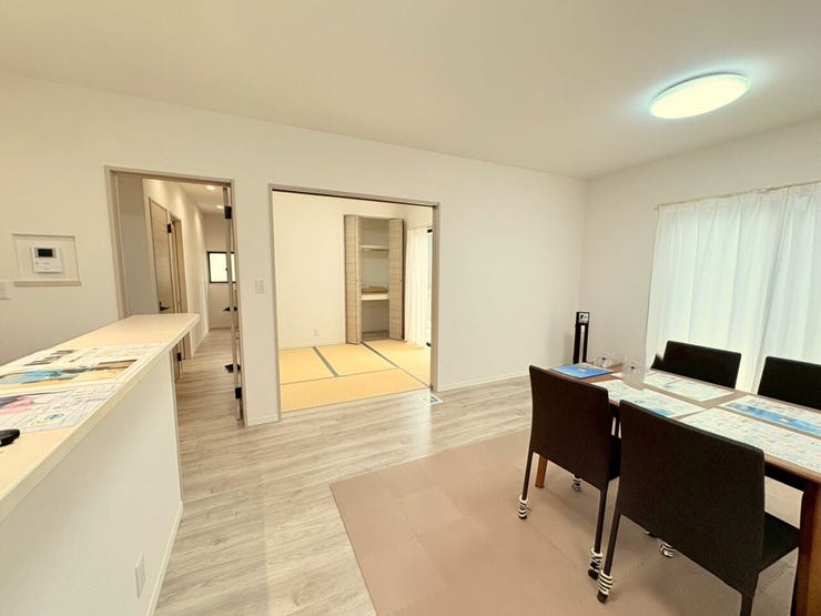 ・リビングに隣接した和室は、客間やお子さまの遊び場、ちょっとしたお昼寝スペースとしても活躍。ライフスタイルに合わせて自由に使える便利な一室です!!