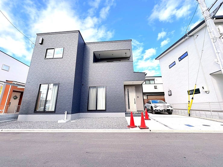 【外観】
・閑静な住宅街に佇む戸建。2台分の駐車スペースを備え、通勤やお出かけもスムーズ。暮らしやすさを実感できる住まいです!!