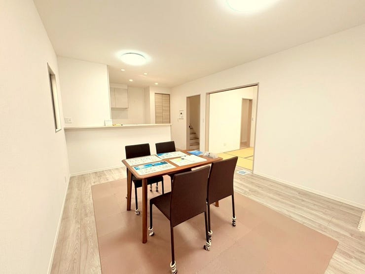 ・収納力のあるキッチンと、ゆったりとしたダイニングスペース。生活感を抑えつつ、暮らしやすさをしっかり確保しています!!