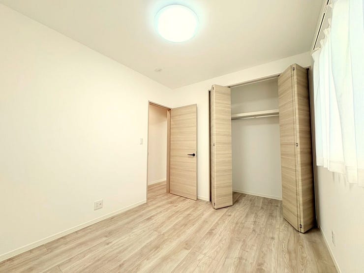 ・各居室にはクローゼットを完備。衣類や日用品をすっきり収納でき、お部屋を広々と使えます!!