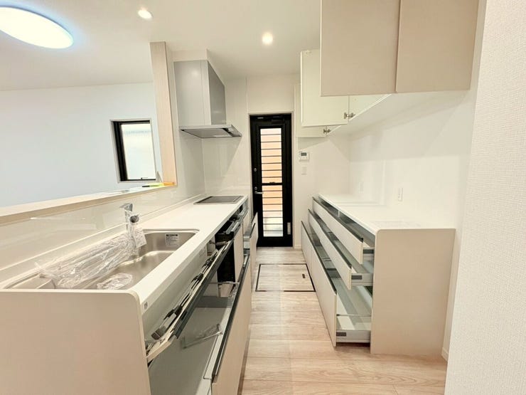 ・たっぷりの収納スペースで、調理器具や食器類もすっきり整理整頓。使いやすさを追求した、実用性の高いキッチンです!!