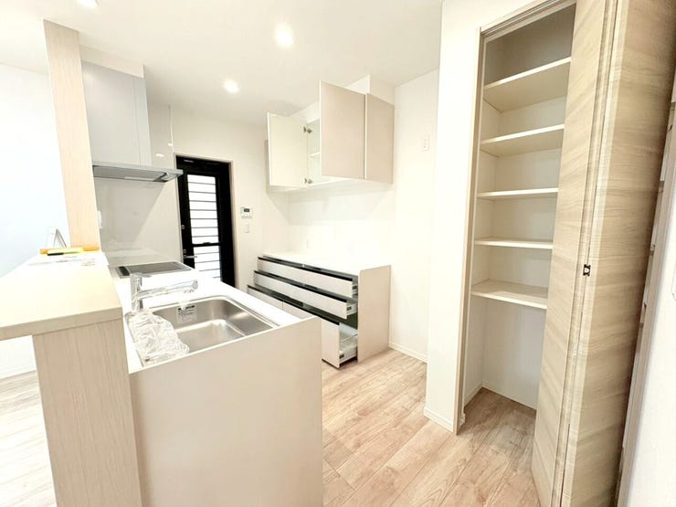 ・調理器具やストック食材もたっぷり収納できる大容量タイプ。料理好きの方やご家族の多いご家庭にもぴったりです!!