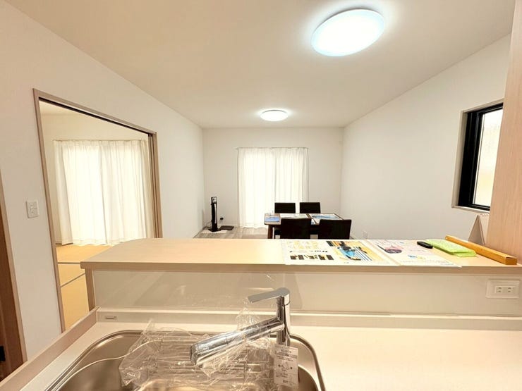 キッチンとダイニングが一体となった開放的な空間。料理をしながら家族との会話も弾み、自然と笑顔が集まる場所に!!