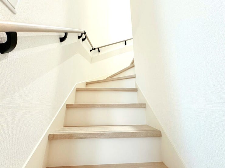 ・階段には手すりを設置しており、小さなお子さまやご年配の方にも安心。毎日の上り下りをしっかりサポートします!!
