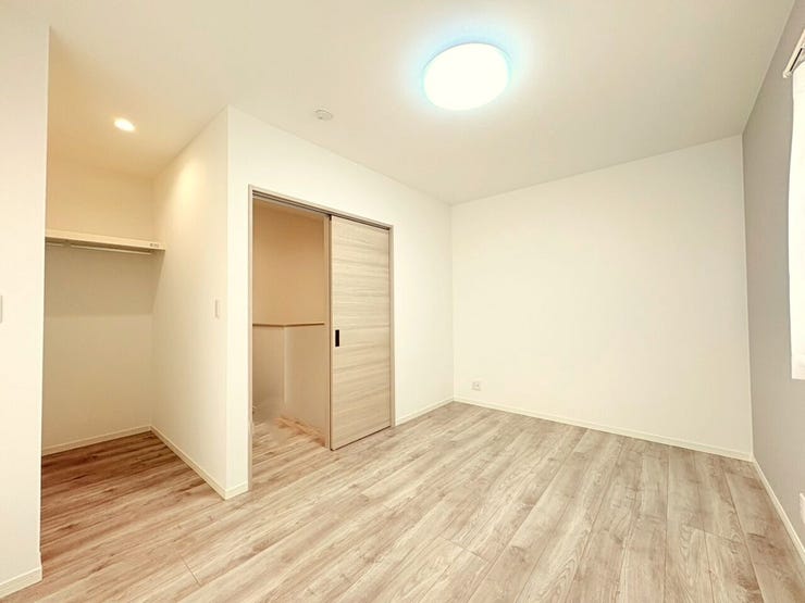 ・収納だけでなく、趣味の道具や思い出の品の保管にもぴったり。ライフスタイルに合わせて自由に使える空間です!!