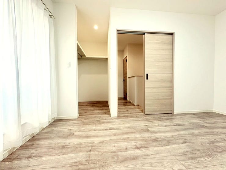 ・大容量のウォークインクローゼット付きで、衣類やバッグ、季節物までたっぷり収納可能。お部屋をすっきり広く使えます!!