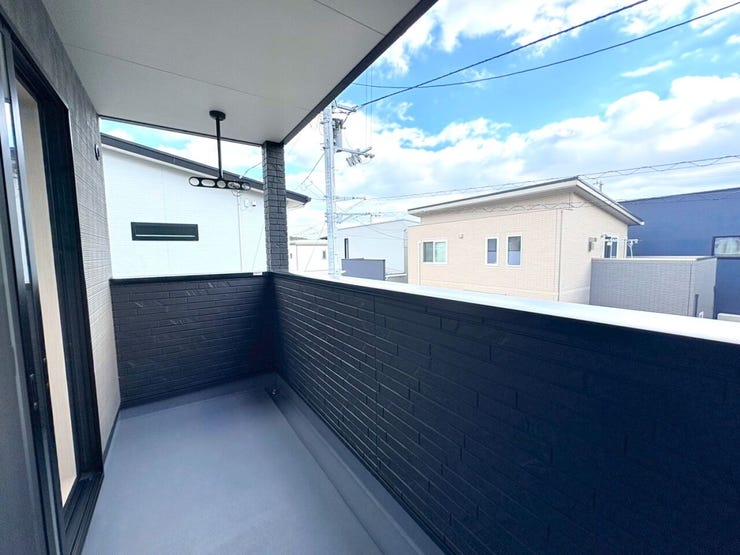 ・陽射しがたっぷり差し込む開放的なバルコニー。空を眺めながら、ほっと一息つける癒しの空間です!!