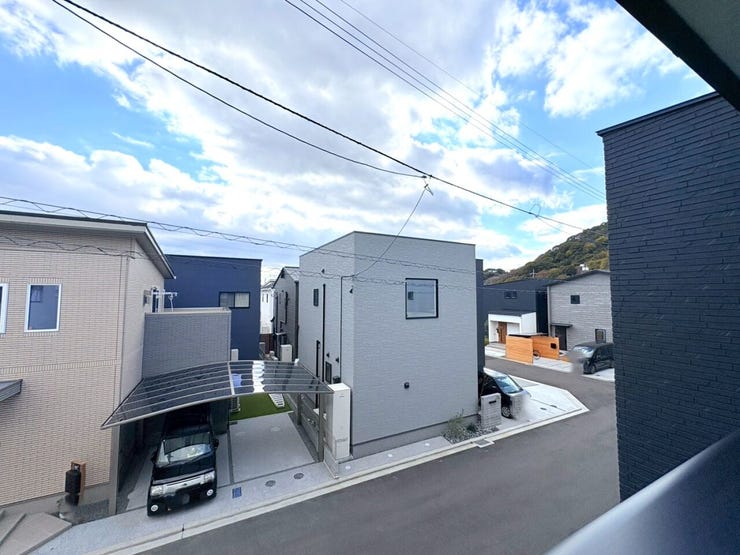 ・バルコニーからは、心地よい風とともに開けた景色を楽しめます。季節の移ろいを感じられる特等席です!!