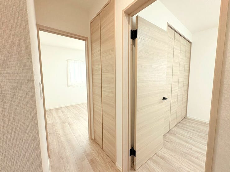 ・廊下の先に2つの居室を配置した、プライバシーに配慮された間取り。家族それぞれの空間をしっかり確保できます!!