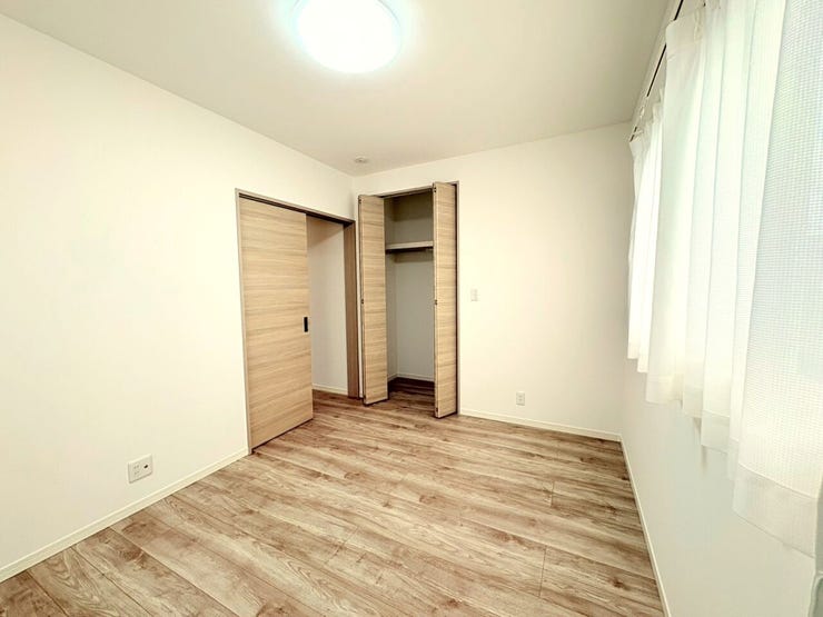 ・扉付きのクローゼットが空間に溶け込む、すっきりとした居室。収納力とデザイン性を兼ね備えた、使いやすい一室です!!