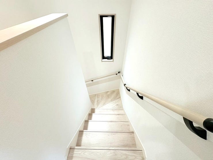 ・階段を降りると、自然と家族の集まるリビングへ。朝のスタートも、帰宅後のひとときも、心地よくつながる動線です!!