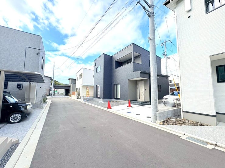 ・南側道路に面した明るい立地。日当たり良好で、毎日が心地よい光に包まれます!!