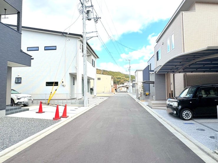 ・前面道路は交通量が少なく、小さなお子さまのいるご家庭にも安心。静かで落ち着いた住環境が魅力です!!