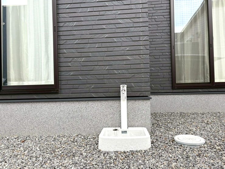 ・玄関横には便利な立水栓を設置。洗車や大切なわんちゃんのお散歩帰りの足洗い場にも!毎日のケアがぐっと楽になります!!