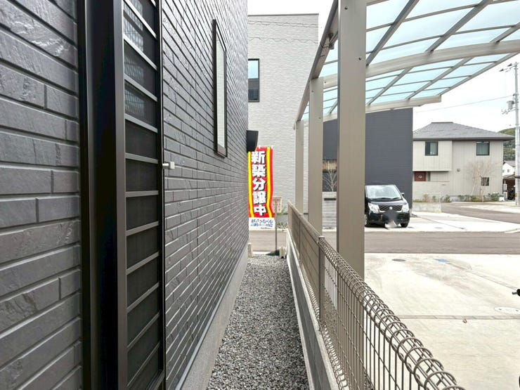 ・キッチン横には勝手口があり、ちょっとした外出やゴミ出しもラクラク。毎日の暮らしに、さりげない便利さをプラスしてくれます!!