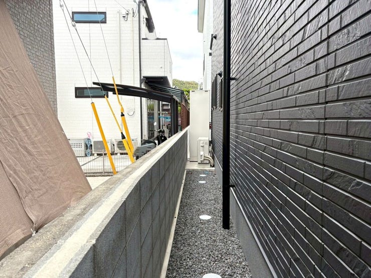 ・ブロック塀・フェンスにより隣地との境界が明確に区切られており、安心してお住まいいただけます!!