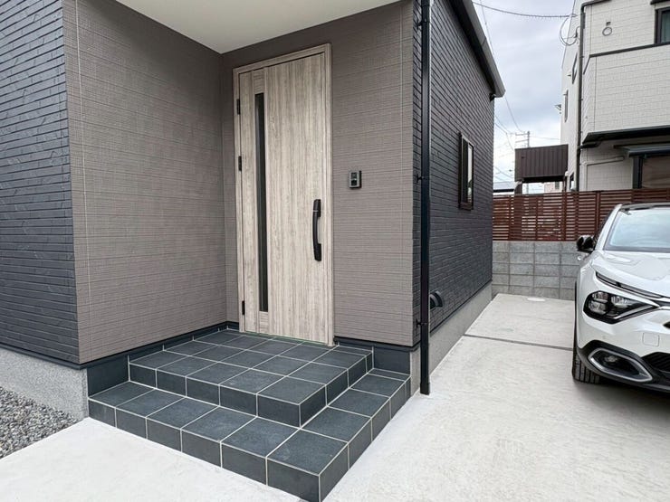 ・スタイリッシュな玄関には、便利なスマートキーを採用。荷物で手がふさがっていてもスムーズに開錠でき、毎日の出入りが快適です!!