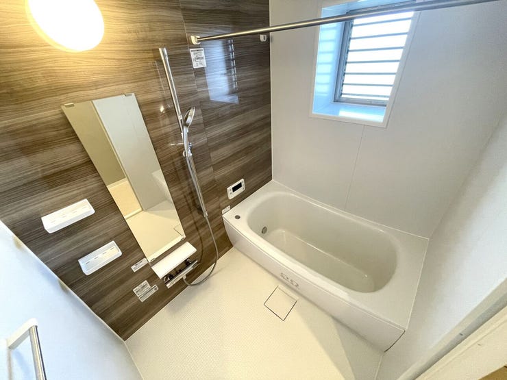 ◇浴室◇
毎日の疲れを癒す場所だからこその、シンプルで落ち着いた空間となっています。浴槽にゆっくりと身を沈め深く瞑想をすれば、また新たな活力が湧いてきます。浴室換気乾燥機付きです。