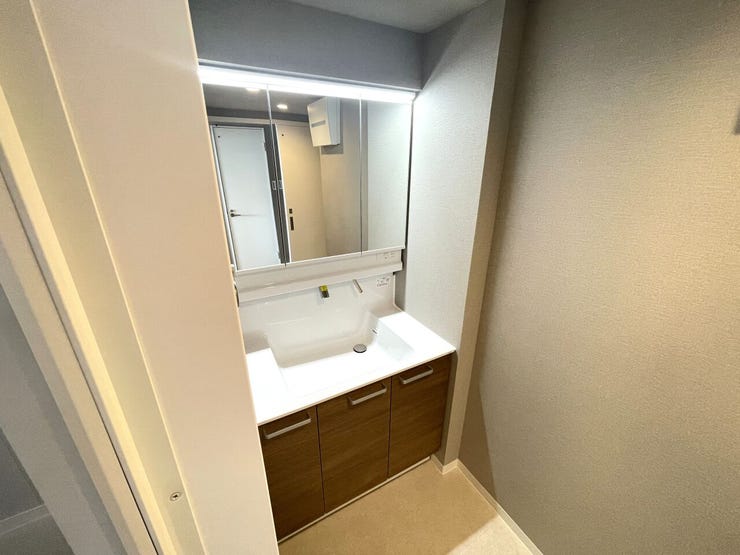 ◇洗面◇
清潔感のある洗面台です。お掃除もしやすく、身だしなみや、自分を綺麗にする場所だからこそ清潔にしていたいですね。三面鏡の裏側が全て収納スペースになっています。