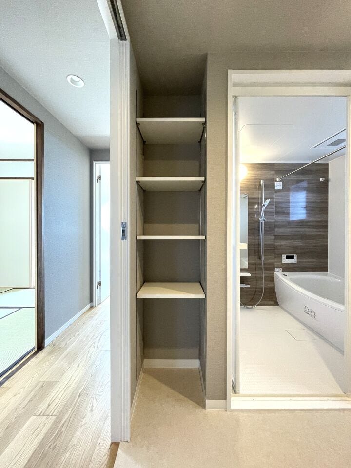 ◇洗面棚◇
洗面室には収納スペースがあります。洗剤やタオル、アメニティグッズなどを収納でき、ついつい散らかってしまいがちな洗面脱衣室を常に快適な状態に保つことができます。