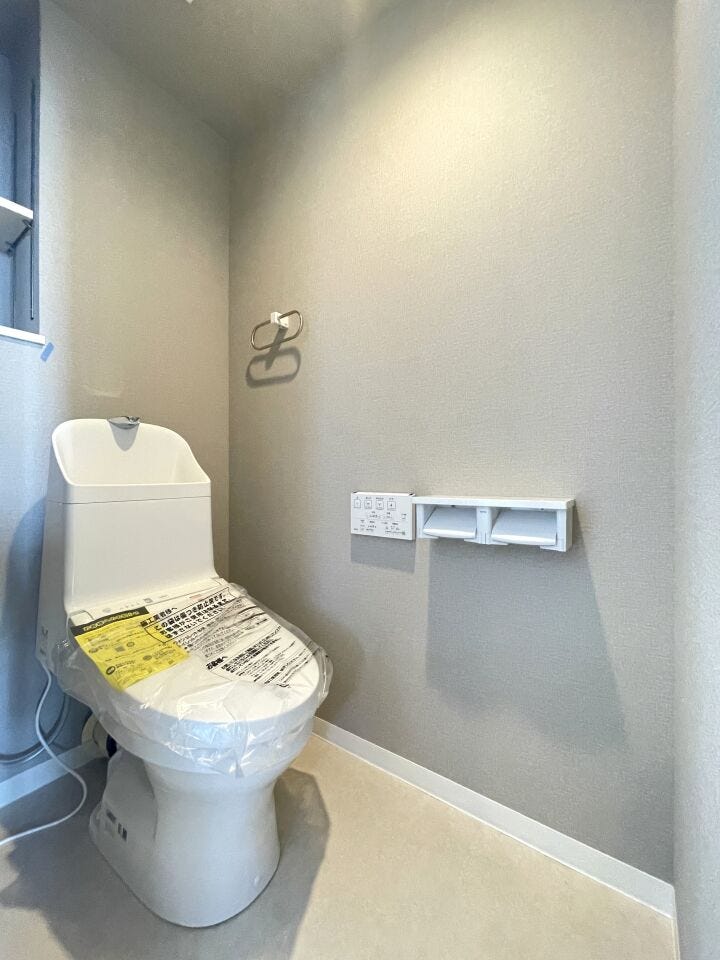 ◇トイレ◇
清潔感溢れ、居心地よく落ち着ける空間となっています。グリーンをプラスしてさらに清潔感をアップするのもオススメです。空気がきれいに感じられ、おしゃれ度もアップしますね。