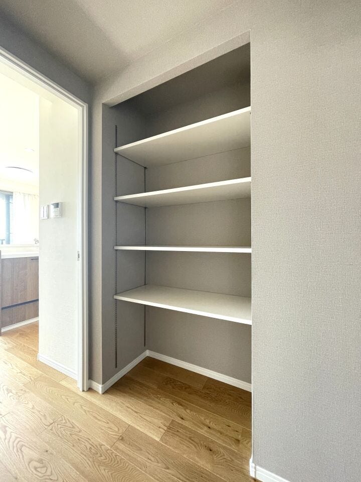 ◇廊下収納◇
誰もが通る所にあるご家族全員の収納スペースです。文具やDIY工具といった生活道具、日用品の買い置き、新聞・雑誌など古紙の一時置き、掃除用品などを収納していただけます。