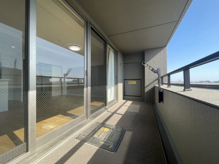 ◇バルコニー◇
南側に面したバルコニーですので1日を通して明るいです。陽の光がたっぷりと降り注ぎますのでお洗濯物もよく乾きそうですね。日中の最も洗濯物干しに適した時間帯を最大限に活用できます。