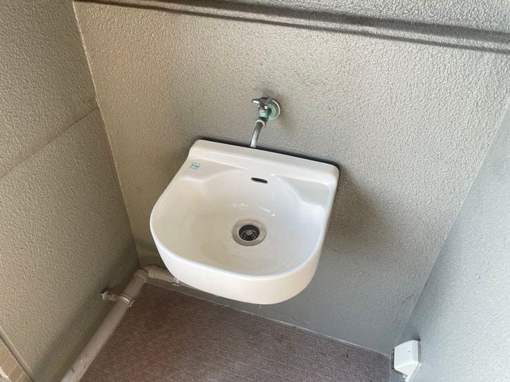 ◇スロップシンク◇
バルコニーにはスロップシンクを完備しています。汚れやニオイを気にせずに洗い流して、そのままバルコニーで乾かすことができます。もちろんバルコニーのお掃除にも大活躍です。