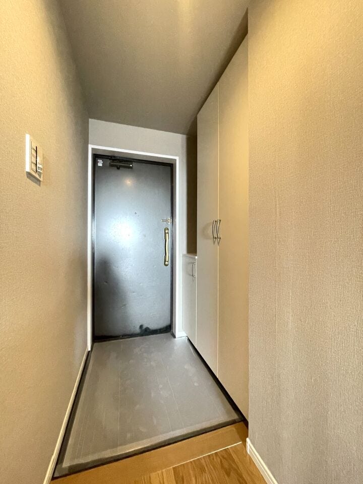 ◇玄関◇
使い勝手の良い下足収納があり、外から帰ってきて汚れた靴、レインコート、傘や外遊びグッズ等を収納するのに大変重宝します。明るく温かな雰囲気で家族の帰りや来訪者を出迎えてくれる玄関です。