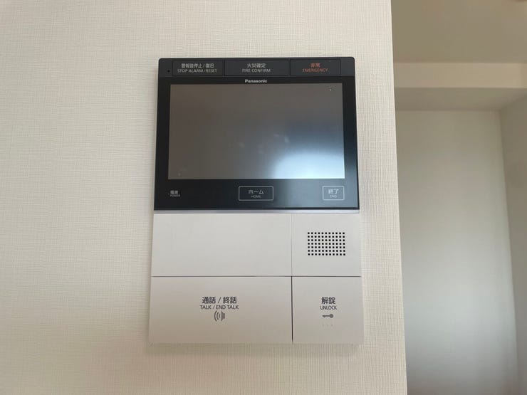 ◇TVモニター付インターホン◇
TVモニターで訪問者を確認してから会話することができますので、安心して対応していただけます。また、姿を見られたくない空き巣や不審者が嫌がるため防犯効果も高まります。