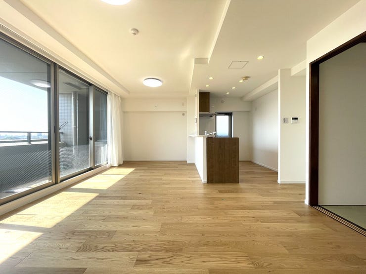 ◇リビング◇
圧倒的な空間量が生む暮らしのゆとり、麗らかな春の陽射し、若葉萌ゆる新緑の頃、色彩が目を楽しませてくれる秋と経る季節と共に過ごす時を豊かにしてくれる場所。