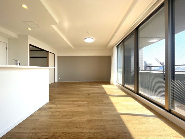 ◇リビング◇
過ごす時間と共に刻々と表情を変えていく住まい、季節によってさまざまな表情を見せてくれるわが家は、時を重ね思いを紡ぐ場所です。ご家族の一家団欒を心ゆくまでお楽しみください。