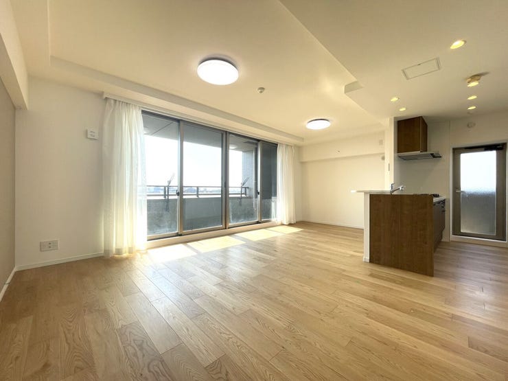 ◇リビング◇
豊かな陽光が、照らしだす空間、この場所は、たくさんの笑顔とたくさんの笑い声がこだまする場所、豊かな光に満ちた時がもたらす心地よい時間をお楽しみください。