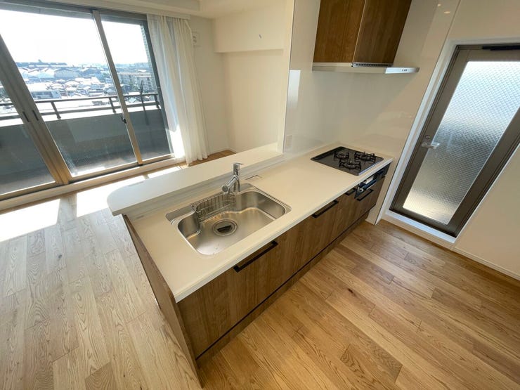 ◇キッチン◇
リビング・ダイニングを見渡す事の出来るオープンキッチンは、小さなお子様がいても安心してお料理をする事が出来る、家族に優しいキッチンです。自然に会話も弾みますね。