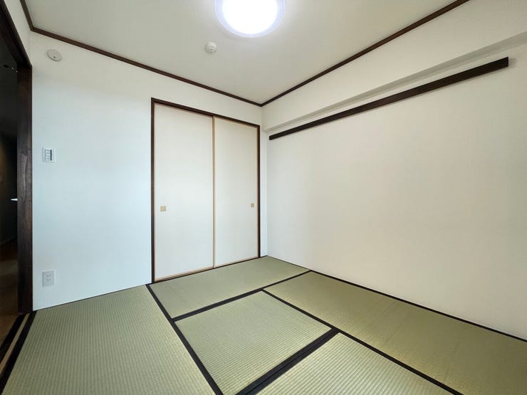 ◇和室◇
リビング横の和室です。扉を開けると開放的な空間が生まれます。急な来客にも対応できますね。和の空間を感じながら、一人の時間を過ごすのもいいですね。