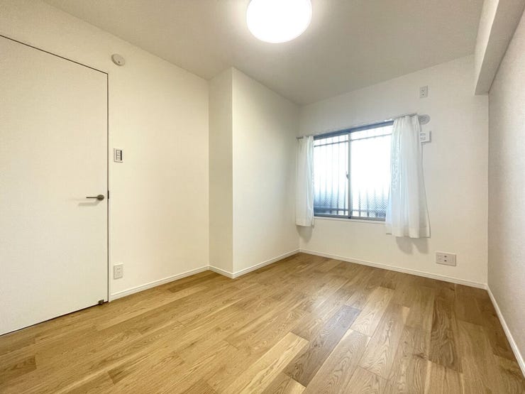 ◇洋室◇
家族の成長に合わせ多目的に使える居室です。お子様のお部屋や、趣味のお部屋にしたり、使いやすい造りのお部屋になっています。クローゼット完備です