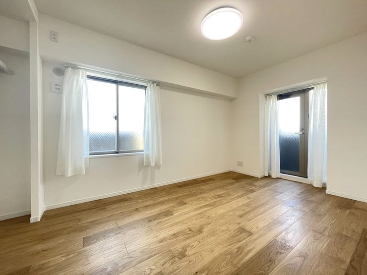 ◇洋室◇
プライベートなお部屋では静かに時を過ごしたい。読書をして、物思いにふける・・
1日の多くの時間を過ごす空間は快適でありたいですね。光りに満たされた安らぎの空間がここにあります。