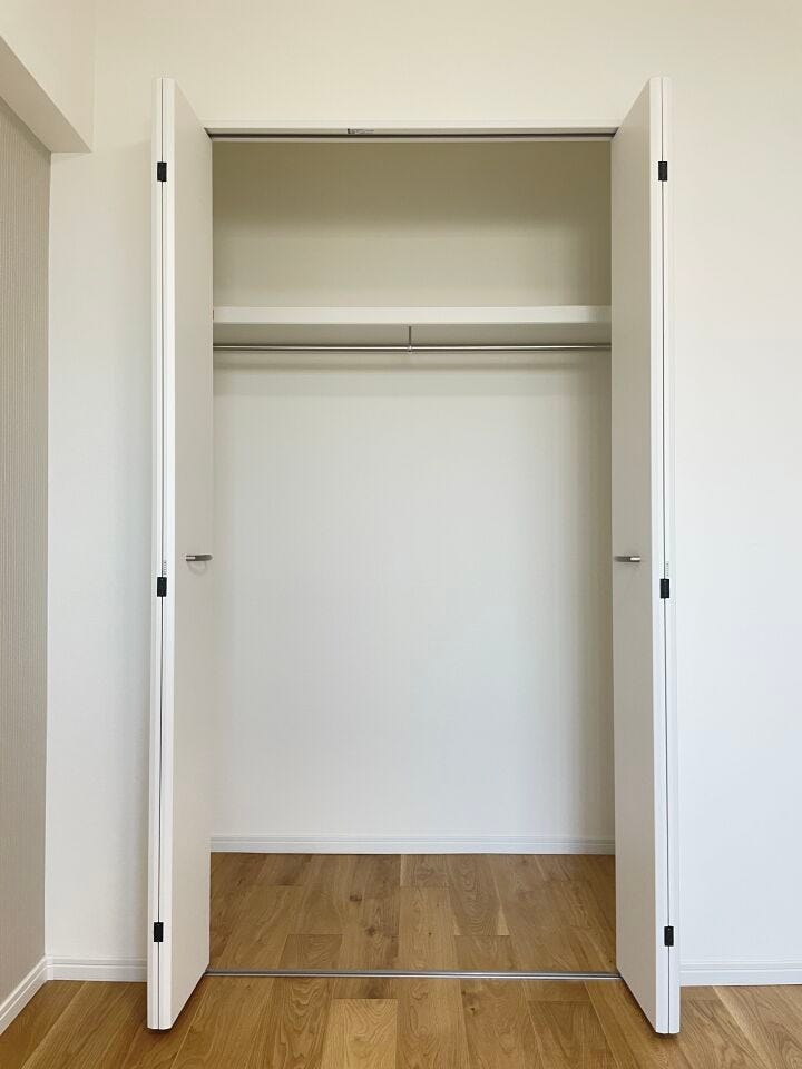 ◇クローゼット◇
大容量のクローゼット完備。お洋服もたくさん収納できて、お部屋がスッキリします。ハンガーパイプが設置されており外套や大切なお洋服は傷まないよう、そのままかけて収納できます。