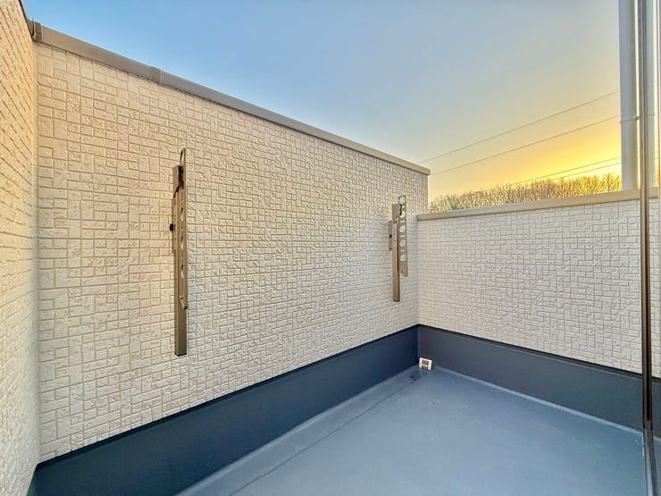 ◇バルコニー◇
南側に面したバルコニーですので1日を通して明るいです。陽の光がたっぷりと降り注ぎますのでお洗濯物もよく乾きそうですね。日中の最も洗濯物干しに適した時間帯を最大限に活用できます。