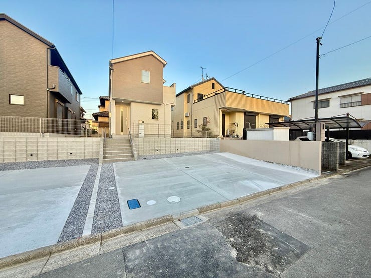 ◇駐車場◇
駐車スペースは並列3台可能です。来客時や、将来、車を買い足す場合にも安心です。ゆとりある駐車スペースは生活スタイルに合わせて柔軟に対応できますね。自転車やバイクなども置いていただけます。