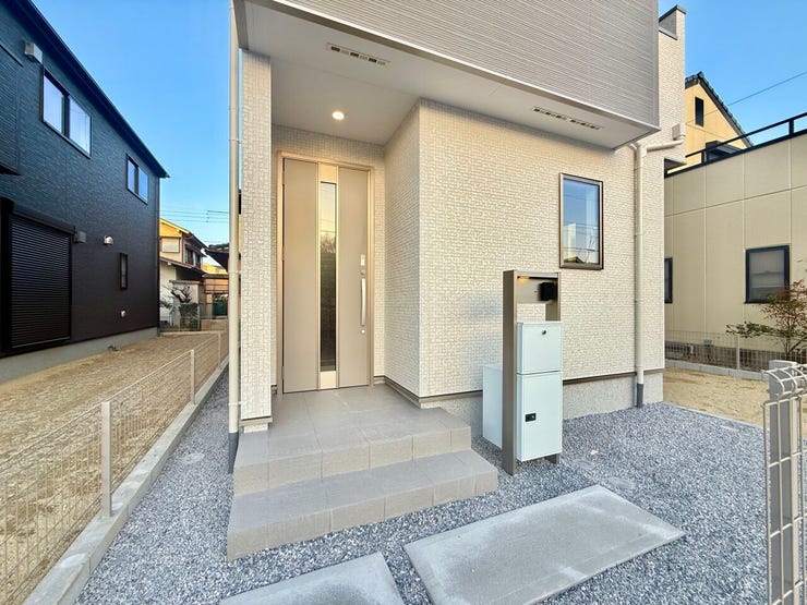 ◇エントランス◇
お家の顔となるエントランスは、スリット窓のある玄関扉が魅力的です。ダウンライトも設置されていますので、玄関周りが明るく、暗い夜でもご家族やお客様を優しく迎えます。